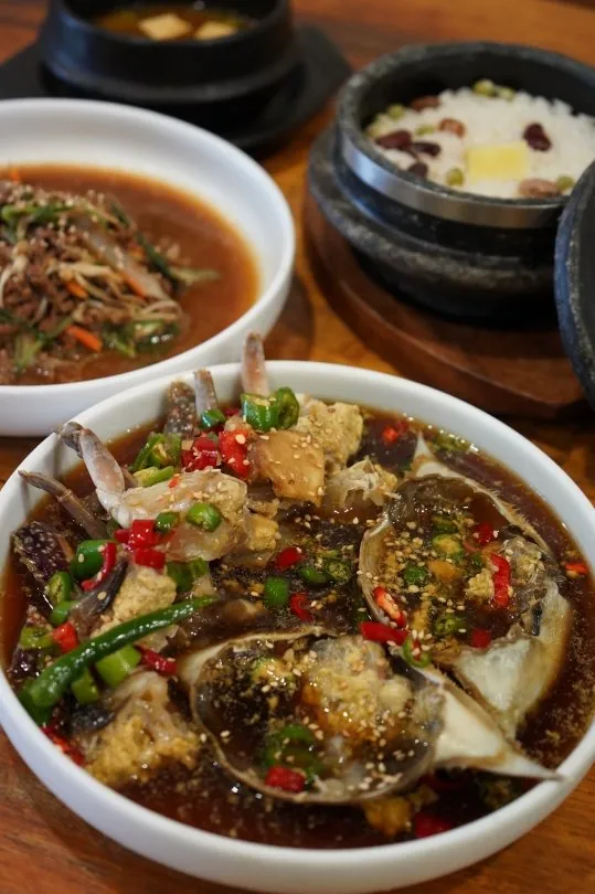 간장게장 한 그릇 뒤로 국물 불고기·돌솥밥·된장찌개