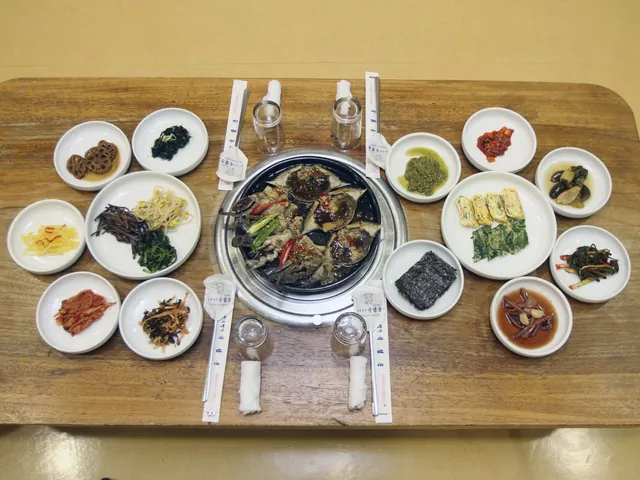 위에서 본 간장게장 정식 한 상 — 가운데 간장게장, 둘레에 기본 찬 여러 접시