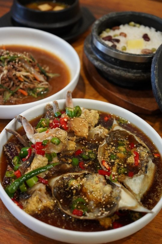 간장게장 한 그릇 뒤로 국물 불고기·돌솥밥·된장찌개