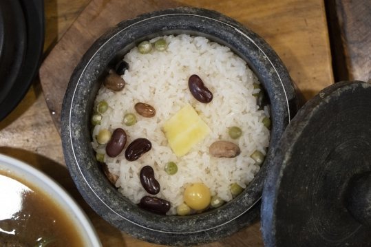 뚜껑을 연 돌솥밥 — 콩과 완두