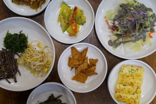 기본 찬 — 삼색 나물, 오이 찬, 흑임자 소스를 얹은 샐러드, 계란말이