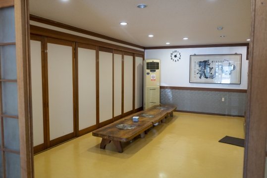 미닫이문이 있는 방과 가운데 둥근 불판 자리가 있는 긴 좌식 상